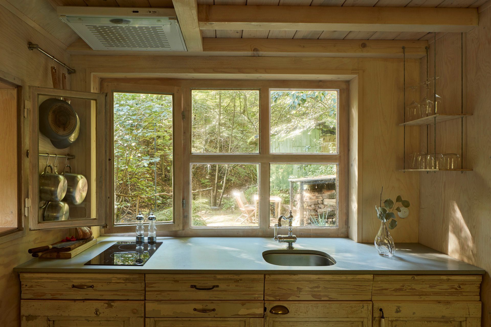 chata na vodopádu, bydlení, chata, chalupa, příroda, ubytování