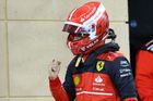 Charles Leclerc z Ferrari Slaví pole position ve VC Bahrajnu F1 2022