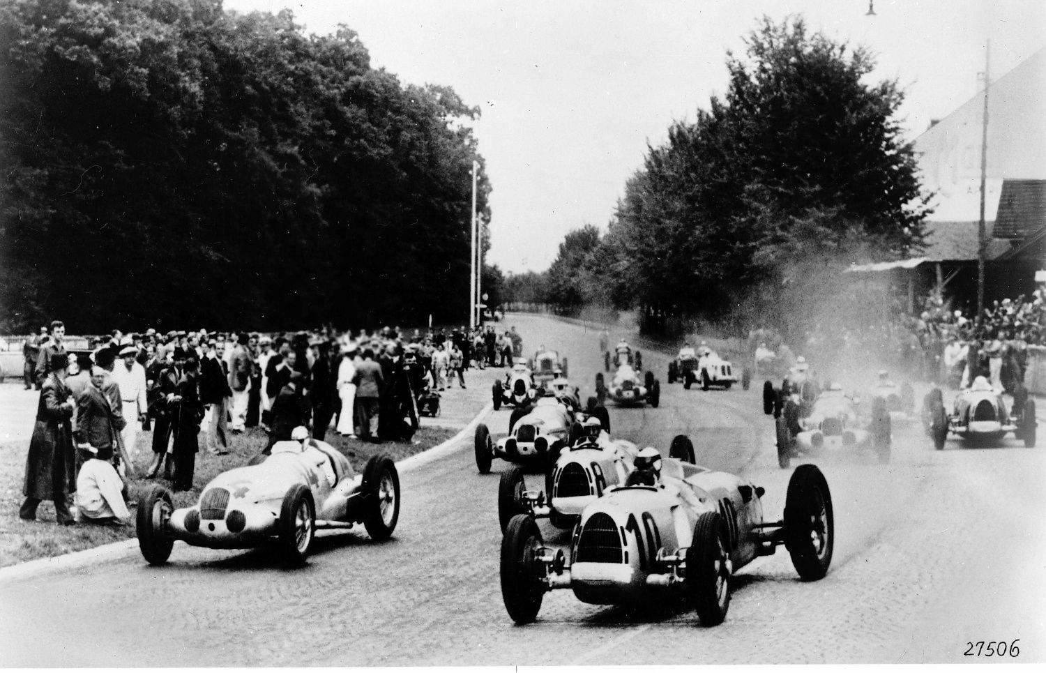 GP Švýcarska 1935, Bremgarten: Rudolf Caracciola (14), - Mercedes-Benz W 125, Bernd Rosenmeyer (8) a  Hans Stuck (10) -  Auto Union.