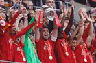 Hráči Liverpoolu se radují ze zisku poháru