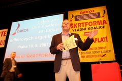 Odbory bouří. O Topolánkově osudu rozhodne ulice