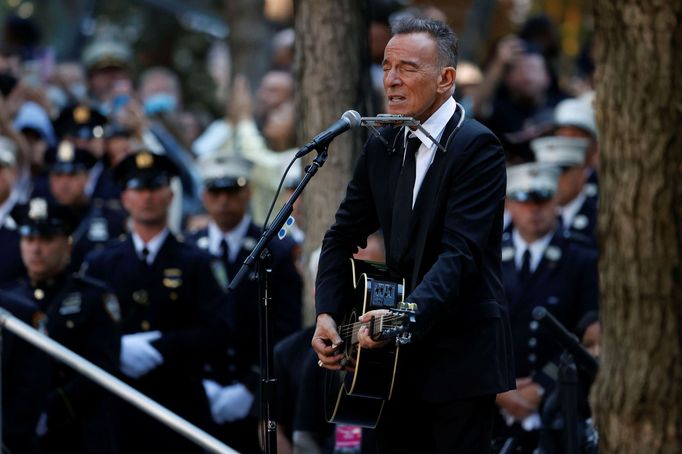 Obřad doplnilo hudební vystoupení zpěváka Bruce Springsteena s písní I'll see you in my dreams (Uvidím tě ve svých snech).