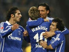 Fotbalisté Schalke 04 Halil Altintop, Ivan Rakitic, Kevin Kuranyi a Vincente Sanchez (zleva) oslavují vyrovnávací gól proti Duisburgu.