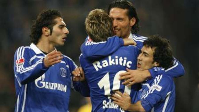 Fotbalisté Schalke 04 Halil Altintop, Ivan Rakitic, Kevin Kuranyi a Vincente Sanchez (zleva) oslavují vyrovnávací gól proti Duisburgu.