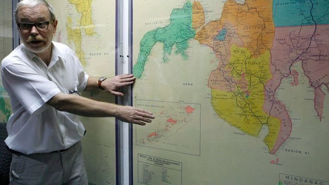 Roland Bigler, zástupce Mezinárodního výboru Červeného kříže v Manile, ukazuje na mapě Filipín k ostrovu Jolo, kde byli uneseni jeho kolegové