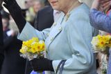 ... královna na sobě měla světle modrý kostýmek s kloboukem ve stejné barvě,...