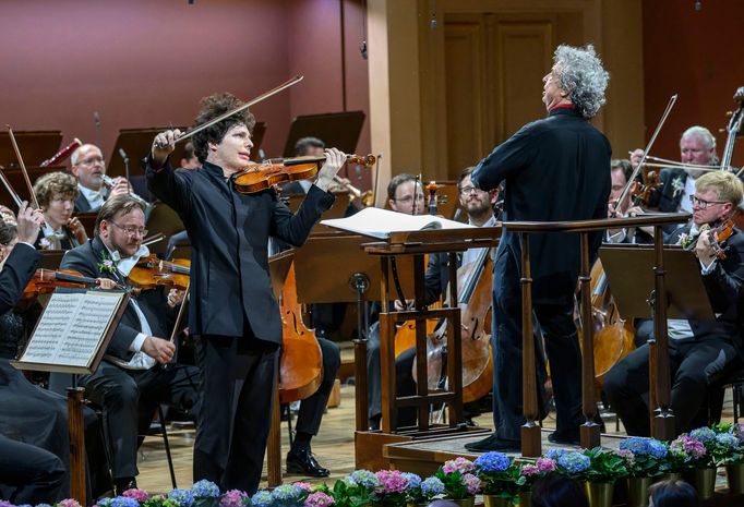 Houslista Augustin Hadelich a šéfdirigent Semjon Byčkov.