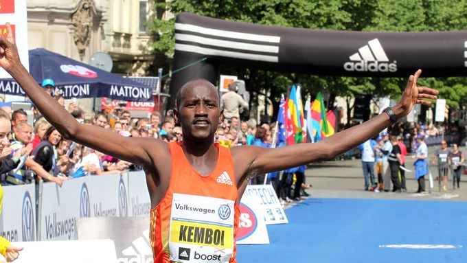 Nicholas Kemboi se raduje z vítězství na 19. ročníku Pražského mezinárodního maratonu.