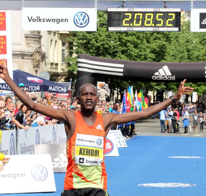 Nicholas Kemboi se raduje z vítězství na 19. ročníku Pražského mezinárodního maratonu.