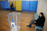 Celkem se v neděli na Ukrajině otevřelo asi 29 tisíc volebních místností. Snímek z Kyjeva.