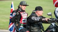 Čtyřiadvacetiletý Woffinden, mistr světa z roku 2013, včera napodobil...