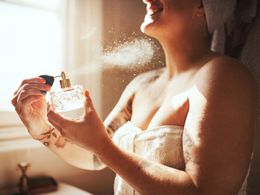 Roušky a rozestupy mění sociální roli parfému. Přizpůsobuje se i složení a vůně