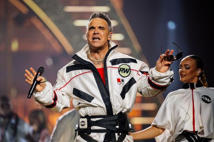 Zpěvák Robbie Williams během svého nedělního koncertu v pražské O2 areně.