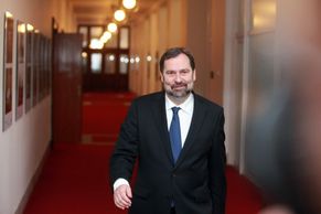 Ministři zasedají po dvou měsících v úřadě