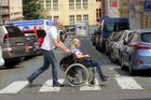 Foto: Když slepý pomáhá chromému. Firemní týmy se předháněly v osobní asistenci