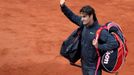 Švýcarský tenista Roger Federer se loučí po porážce od Srba Novaka Djokoviče po semifinále French Open 2012