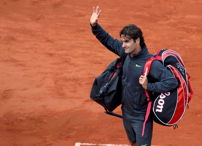 Švýcarský tenista Roger Federer se loučí po porážce od Srba Novaka Djokoviče po semifinále French Open 2012