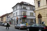 V přízemí domu na Husově náměstí v Rakovníku je sportbar a herna sázkové kanceláře SynotTip.