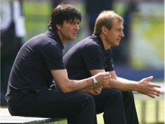 Německý trenér Jürgen Klinsmann (vpravo) a jeho asistent Joachim Loew před zápasem s Ekvádorem.