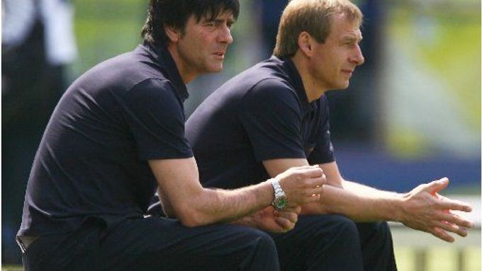 Německý trenér Jürgen Klinsmann (vpravo) a jeho asistent Joachim Loew před zápasem s Ekvádorem.