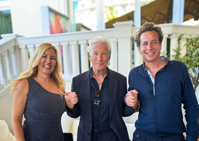 Producent filmu Richard Gere společně s režiséry snímku Barbarou Millerovou a  Philipem Delaquisem.