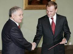 Prezident Lech Kaczyński s Donaldem Tuskem ve středu, kdy premiér prezidenta seznamoval se složením vlády