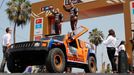 Americký showman Robby Gordon (vpravo) stojí na střeše svého populárního oranžového Hummeru.