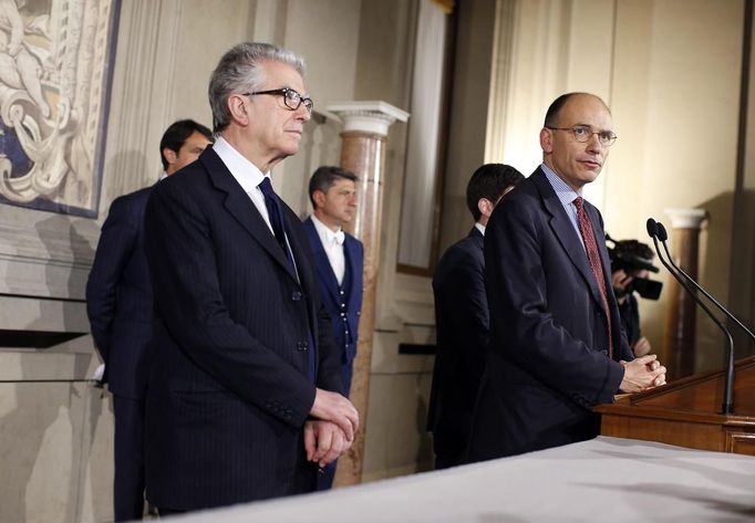 Enrico Letta (vpravo) odpovídá na dotazy novinářů