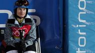 Česká akrobatická lyžařka Nikola Sudová sleduje jízdy svých soupeřek v olympijském finále jízdy v boulích.