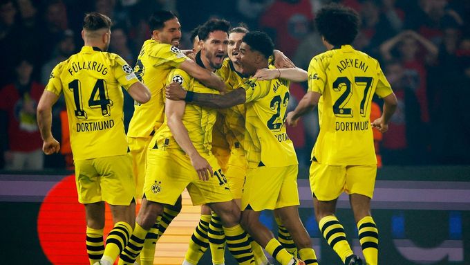 Radost fotbalistů Borussie Dortmund po brance Matse Hummelse.