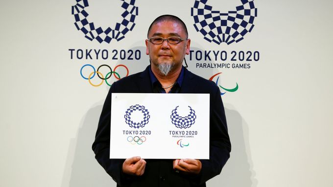 Designér Asao Tokolo s novým logem olympijských her v roce 2020 v Tokiu.