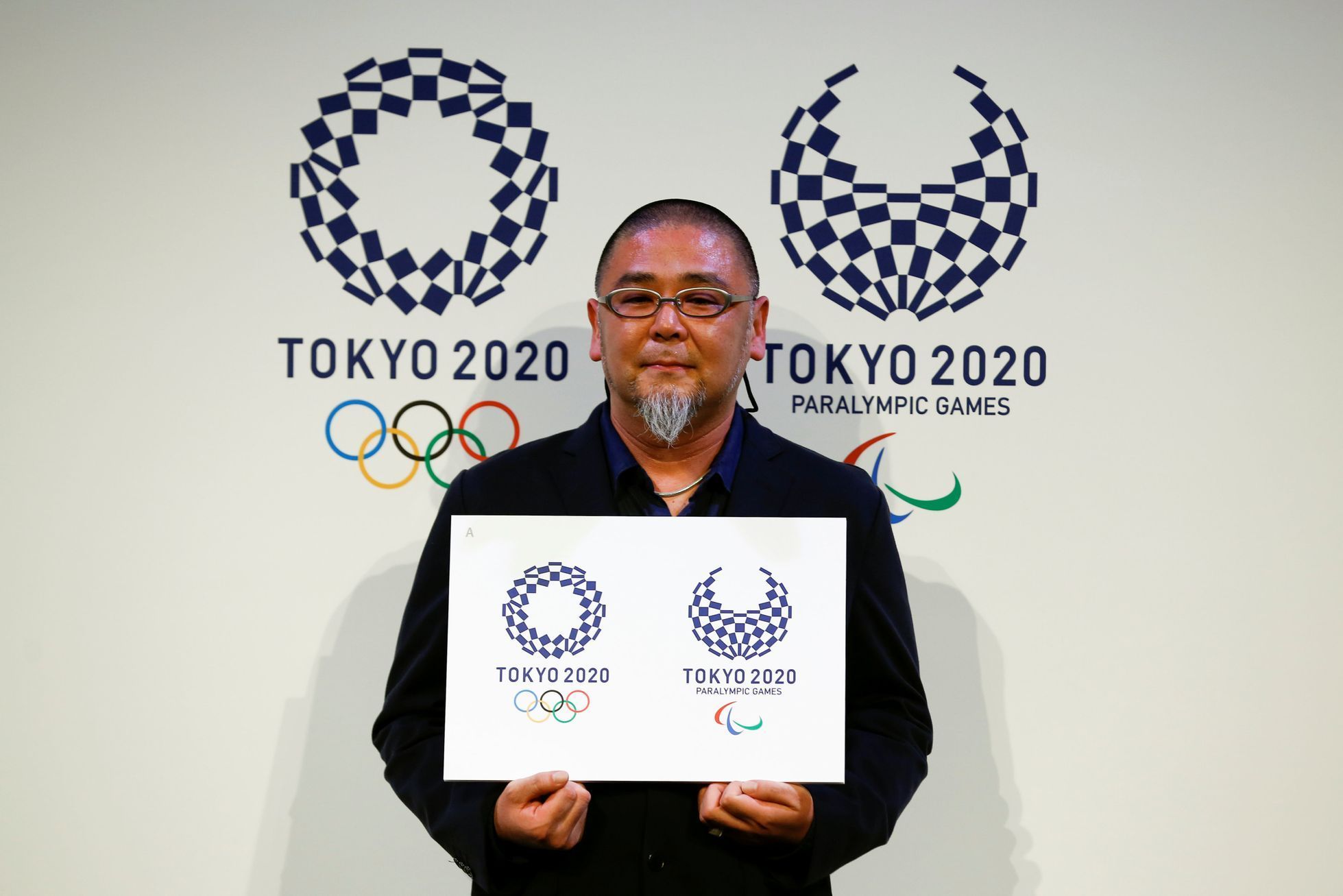 Designér Asao Tokolo s novým logem olympijských her v roce 2020 v Tokiu
