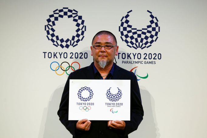 Designér Asao Tokolo s novým logem olympijských her v roce 2020 v Tokiu.