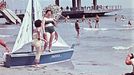 Záběr z pláže v letovisku Mamaia v Rumunsku. Rok 1962