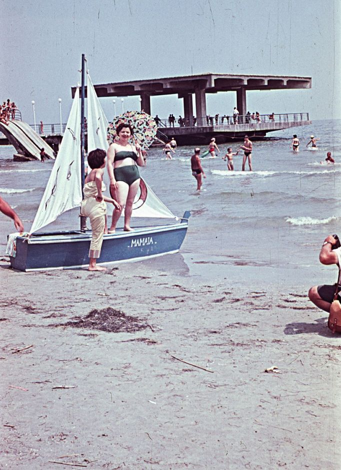 Záběr z pláže v letovisku Mamaia v Rumunsku. Rok 1962