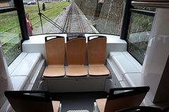 DPP mění sedačky v tramvajích. Dřevěné vyjdou levněji