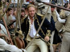 Russell Crowe jako kapitán Jack Aubrey ve filmu Master & Commander: Odvrácená strana světa.
