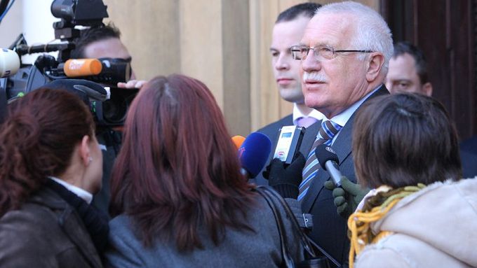 Prezident Václav Klaus si přišel jednání vlády mimořádně poslechnout.