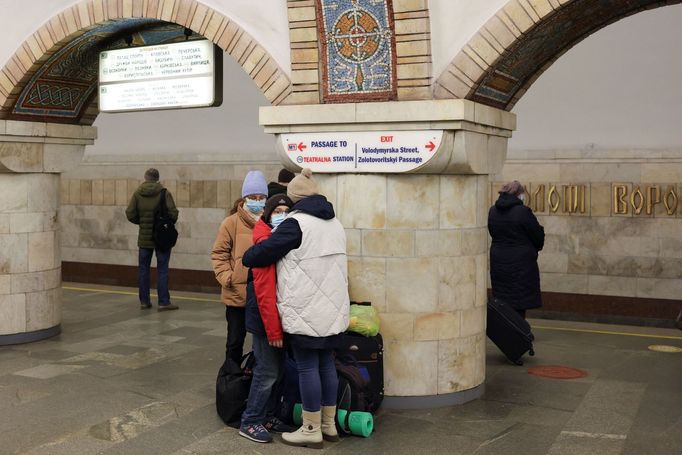 Lidé v Kyjevě se před útoky ukrývají v metru.