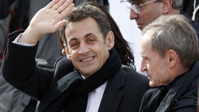 Na MS v alpském lyžování se do Val d'Isere vypravil i francouzský prezident Nicolas Sarkozy. Domácí závodnice mu ale nakonec ve slalomu příliš radosti neudělaly.