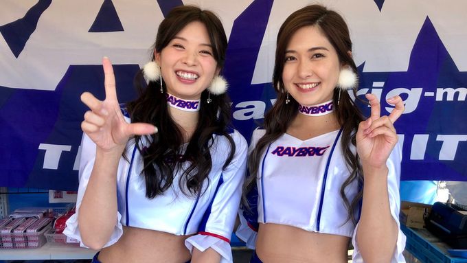 Race Queens, neboli Závodní královny jsou specifickým japonským druhem grid girls, které toho ale mají na práci mnohem víc, než jen stát před startem u závodního vozu.
