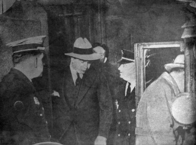 13 Titulek: Al Capone, American gangster, being arrested, c1926-1931. Popis: