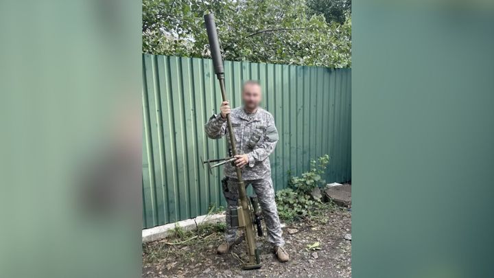 Bestie mezi zbraněmi. Střela z ukrajinské pušky dokáže proletět ruským pancířem; Zdroj foto: Aktualně.cz/Twitter/TpyxaNews