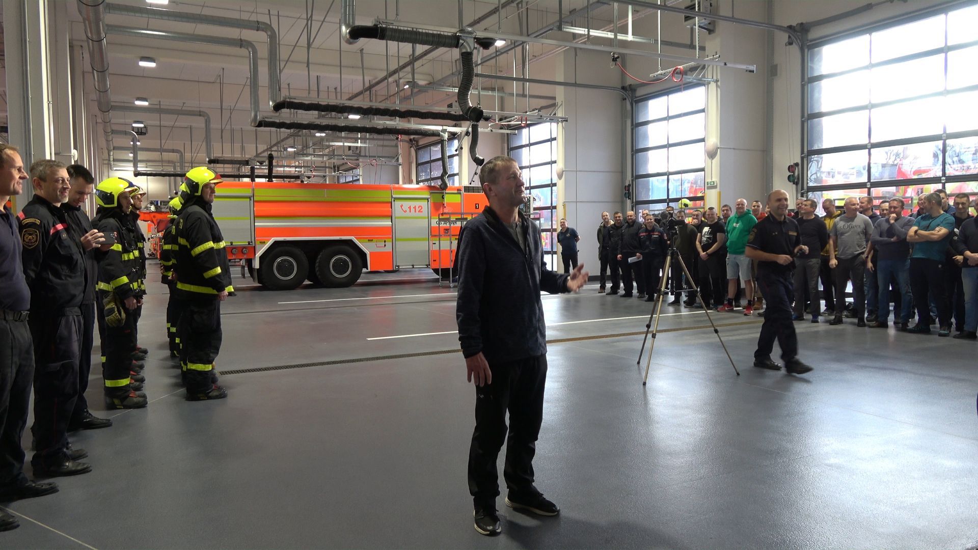 Hasič Vlastimil Kremel z Novojičínska zasahoval během dvaceti let téměř u dvou tisíc výjezdů. Snímky ho zachycují při práci. Nyní je vážně nemocný a přátelé pro něj uspořádali sbírku, aby mu pomohli.