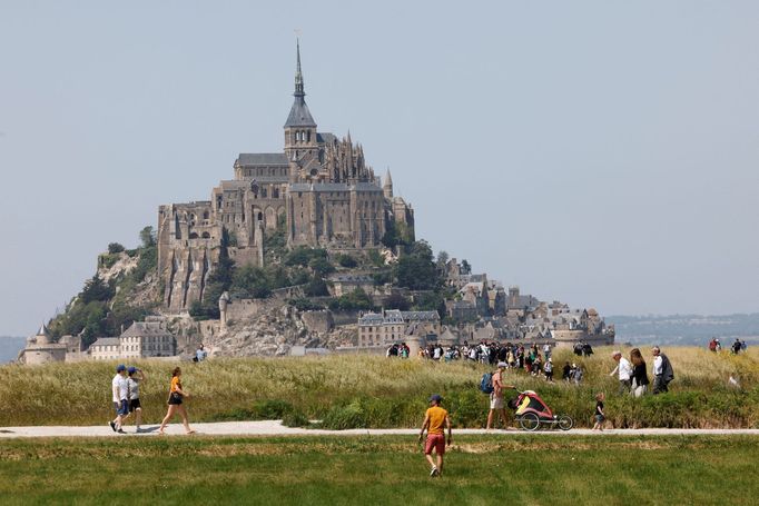 Klášter Mont-Saint-Michel ve francouzské Normandii byl postaven před 1000 lety.