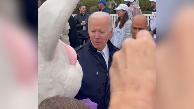 Mluvčí v kostýmu velikonočního zajíce zabránila Bidenovi mluvit. Republikáni se mu posmívají.
