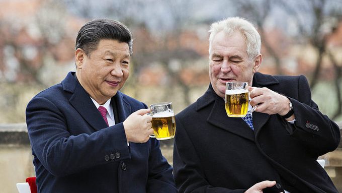 Hlavní osou zahraniční politiky prezidenta Miloše Zemana (na snímku s čínským prezidentem Si Ťin-pchingem) je udržování blízkých vztahů s Čínou.