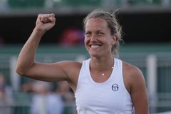 Strýcová omezila nadávky na kurtu. Už vím, že je to jen tenis, říká. Na ruce opět nosí taháky