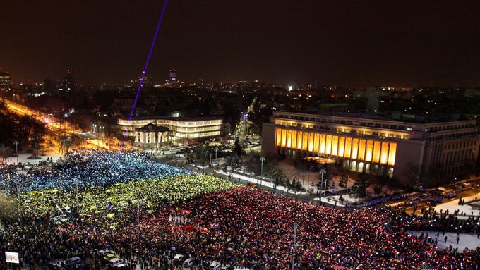 Nedávné demonstrace v Bukurešti proti tehdy zamýšlené novele na omilostnění korupčníků.