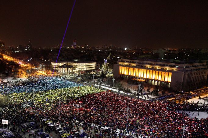 Demonstranti před sídlem vlády v Bukurešti zformovali rumunskou vlajku.